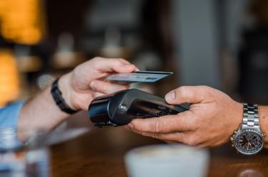 Más pagos con tarjeta: ¿De qué trata la Ley de Economía Digital de Sheinbuam?