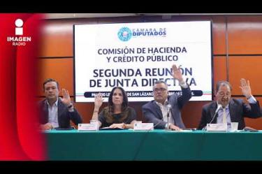 Carol Antonio Altamirano, presidente de la Comisión de Hacienda y Crédito Público, en entrevista con Rogelio Varela, confirma que el órgano legislativo sesionará el lunes 14 de septiembre para definir la ruta de análisis del Paquete Económico 2027 en materia de ingresos.
El legislador explica la calendarización de los trabajos parlamentarios, la metodología de dictaminación de la Ley de Ingresos y las prioridades presupuestales trazadas para garantizar la estabilidad financiera del país durante el próximo ejercicio fiscal.
00:00 - Convocatoria a Comisión de Hacienda por Paquete Económico 2027
01:30 - Definición de ruta para discusión de Ley de Ingresos
03:15 - Metodología de dictaminación y consensos legislativos
04:45 - Impacto fiscal y prioridades presupuestales para 2027
COMENTA ESTE VIDEO Y COMPARTELO CON TUS AMIGOS
No olvides dejarnos tus comentarios y visitarnos en
Sitio: http://www.imagenradio.com.mx
Facebook: https://www.facebook.com/ImagenRadio/?locale=es_LA
Twitter: https://x.com/Imagen_Mx
Suscríbete a nuestro canal:
https://www.youtube.com/channel/UCB0BUmdBOrH9mYU2ebs1eWA
#imagenradio #noticiasenvivo
#PaqueteEconómico2027 #ComisiónDeHacienda #CarolAltamirano #RogelioVarela #NoticiasMéxico