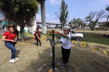 Familiares y vecinos acudieron al memorial instalado en la Calzada Ignacio Zaragoza para colocar veladoras y flores en honor a víctimas.