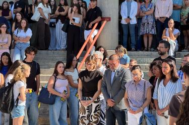 La Universidad de Granada decretó minutos de silencio en todos sus centros, acto al que se sumaron la Universidad Complutense de Madrid, la Universidad de Sevilla y la Facultad de Medicina de la UNAM en la capital mexicana.