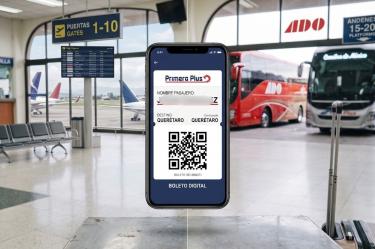 Boleto digital de viaje mostrado en un celular, con una terminal de autobuses y aeropuerto al fondo.
