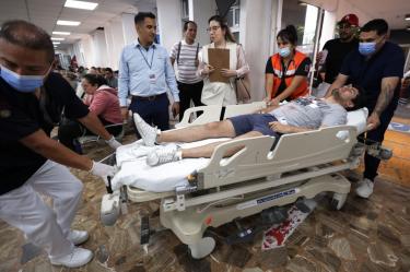En caso de quemaduras o lesiones, se debe evitar colocar remedios caseros en la piel y acudir de inmediato a los servicios de emergencia.