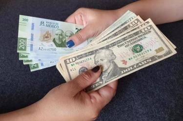 Especulación sobre la Fed sacude al peso mexicano y pierde frente al dólar.