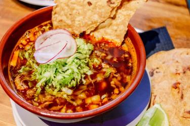 ¿Cuánto te costará preparar pozole para la noche mexicana? Así subieron los alimentos