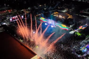 Tras la ceremonia del Grito, las familias maderenses fueron testigos de un espectáculo de fuegos artificiales iluminó el cielo de Gustavo A. Madero que se prolongó entre música, baile y ambiente familiar.