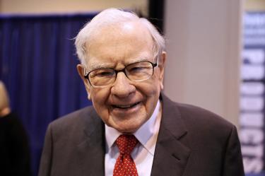Warren Buffett deja Berkshire Hathaway y su hijo Howard queda como CEO de la firma