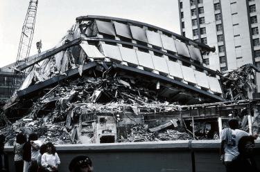 Una de las torres del Conjunto Pino Suárez colapsada por el sismo de 1985 en la Ciudad de México.