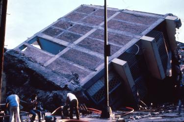 Un edificio de ladrillo se partió y sus cimientos se derrumbaron en el sismo de 1985, en el entonces Distrito Federal.