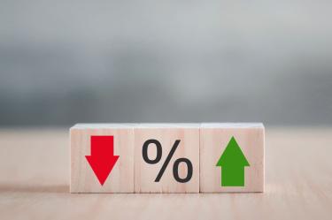 Impacto global: inflación obliga a bancos centrales a mantener tasas de interés elevadas.