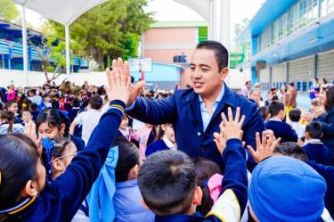El alcalde Janecarlo Lozano inauguró dos arcotechos en primarias de la zona de Cuautepec para resguardar a los estudiantes de las inclemencias del clima durante sus actividades.
