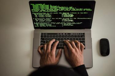 Ciberataques son cada vez más difíciles de detectar; empresas deben reforzar su seguridad.