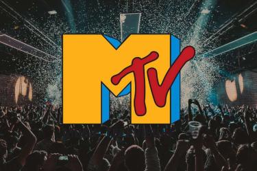 Logotipo de MTV sobre un concierto con público, referente a la importancia del canal en la historia musical.