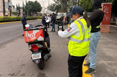 Las autoridades viales exhortaron a los repartidores y motociclistas a no caer en prácticas que pongan en riesgo su patrimonio y su vida.