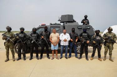 Bajo estricto dispositivo de seguridad, trasladan fuera de Oaxaca al edil de Juchitán tras su captura