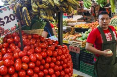 Inflación en México acelera a 3.42%; el jitomate fue el que más subió de precio.