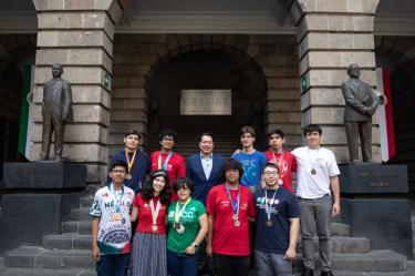 El secretario Mario Delgado Carrillo recibió al equipo y entregó reconocimientos a los estudiantes por su disciplina y capacidad.