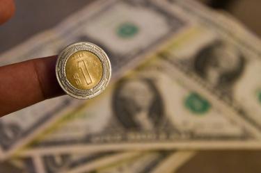 Peso mexicano pierde atractivo; prevén que seguirá depreciándose frente al dólar.