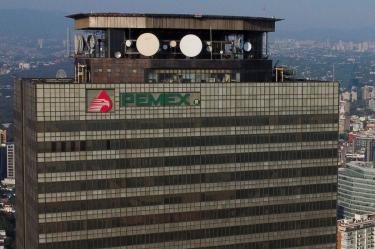 Fitch ratifica calificaciones de Pemex; señala una liquidez débil