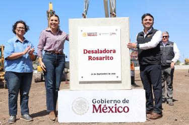 El director general de Conagua, Efraín Morales, y la gobernadora de Baja California, Marina del Pilar Ávila, encabezaron el evento en el que se colocó la primera piedra de la planta desaladora de Rosarito.