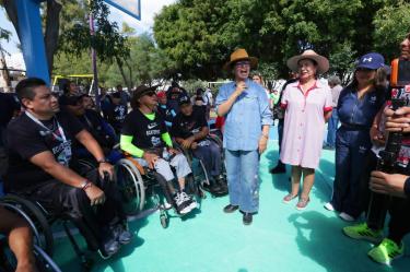 Azucena Cisneros apoya la rehabilitación del lugar, que brinda servicio a 400 personas