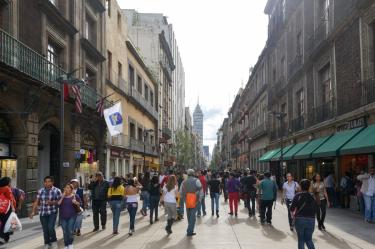 México tiene menos dependientes, pero cada vez más son adultos mayores, revela el Inegi.