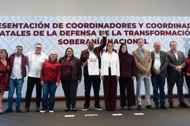Elí César Cervantes Rojas, coordinador estatal para la Defensa de la Transformación y la Soberanía Nacional de San Luis Potosí, durante el evento de designación de coordinadores estatales, presidido por Ariadna Montiel Reyes, presidenta de Morena, y Citlalli Hernández Mora, presidenta de la Comisión Nacional de Elecciones de Morena.