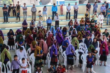 Integrantes de la Sociedad Civil Las Abejas de Acteal y autoridades de la comunidad de Tzajalchen realizaron una oración y un ayuno para pedir por La Paz que ha azotado su comunidad desde los últimos meses. La presencia de grupos armados en la región ha obligado a las personas a abandonar sus hogares y vivir con miedo constante.