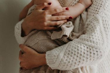 Mamá con su hijo en un portabebés.