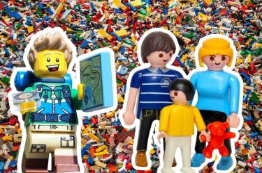 Minifigura de LEGO junto a una familia de Playmobil frente a un fondo de bloques de construcción.