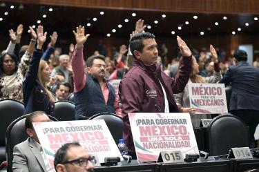 Diputados de Morena votaron en favor de la ley propuesta por la presidenta Sheinbaum que prohíbe la doble nacionalidad para ocupar cargos como titular del Ejecutivo Federal, gubernaturas o la Jefatura de la CDMX.