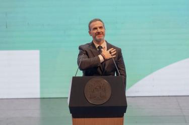 “Es nuestra oportunidad para recuperar nuestros valores, para volver a poner a la familia en el centro”, enfatizó el edil durante su mensaje.