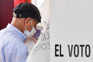 Ciudadanos emiten su voto para el Proceso Electoral Local Extraordinario de la Elección del Poder Judicial 2024-2025 en la casilla ubicada en la Escuela República Española de la alcaldía Iztacalco.