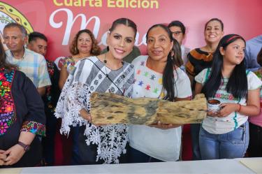 La mandataria estatal entregó premios y reconocimientos a 25 artesanas y artesanos de Guerrero