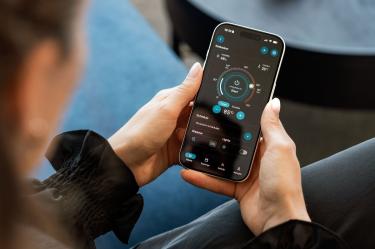 Persona utiliza un celular con una aplicación abierta para gestionar archivos y liberar espacio de almacenamiento.