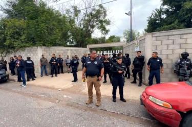 Autoridades resguardan la secundaria número 13 tras el ataque de dos jóvenes que dejó una persona muerta.