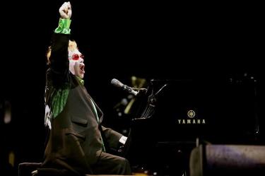 Elton John fue nombrado caballero por la realeza británica.