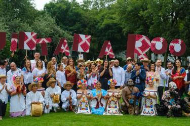 El encuentro reúne a 21 productores, 15 artesanos, así como a cocineras y cocineros tradicionales y un elenco artístico para mostrar la cultura y cosmovisión maya.