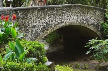 El Puente de Panzacola, cuya construcción data de 1763, se mantiene en uso y forma parte de los monumentos históricos de la demarcación.