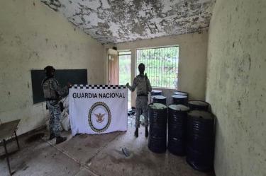 Guardia Nacional y Ejército Mexicano localizan e inhabilitan laboratorios clandestinos, aseguran inmuebles y precursores químicos para la elaboración de droga sintética en el municipio de Atoyac de Álvarez.