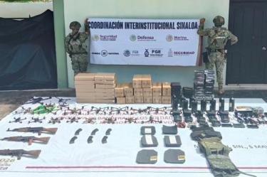 Decomisaron un complejo equipo para la operación de aeronaves no tripuladas, compuesto por 42 artefactos explosivos improvisados, 15 drones, 15 controles, 15 rollos de cable de fibra óptica, 14 baterías, siete gafas y tres pantallas de monitoreo.