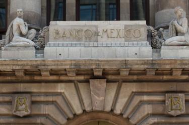 Decisión de Banxico erosiona atractivo del peso: dólar cerrará 2026 arriba de los 18