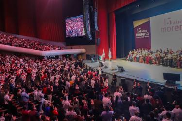 El partido Morena celebró sus 15 años de nacimiento, con la presencia de todos su gobernadores y su dirigencia, la cual está encabezada Ariadna Montiel, en el Auditorio Nacional.