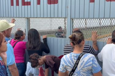 La SSP de Sinaloa confirmó 10 fallecidos, entre ellos un menor de edad, y 16 lesionados tras un enfrentamiento en el penal El Castillo de Mazatlán.