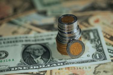¿Qué pasa con el peso mexicano? Acumula cinco semanas de depreciación frente al dólar.