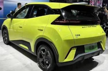 Auto de la marca BYD de color vibrante en exhibición