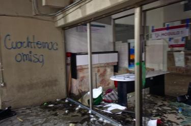 Tras los actos vandálicos, una comitiva de funcionarios de la demarcación atendió a los manifestantes