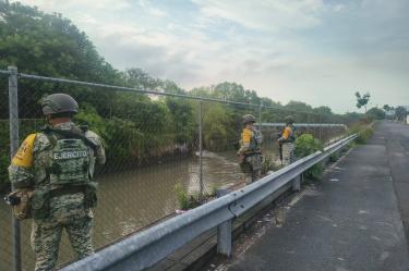 Los efectivos también realizan recorridos junto con personal de Protección Civil para identificar sitios susceptibles de inundaciones o deslaves y verificar las condiciones de los refugios temporales.