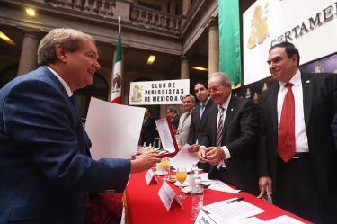 El columnista Francisco Garfias recibiendo su Premio Nacional de Periodismo.