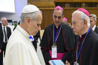 Episcopado entrega libro al Papa León XIV