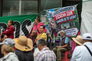 Trabajadores del IMSS en plantón descansan junto a una lona que busca integrar a los derechohabientes en la exigencia de condiciones dignas.